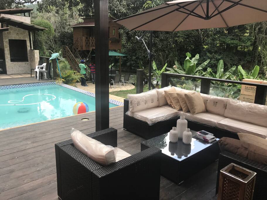 Terraza en él área de la picina con televisor de 55 pulgadas para el deleite de películas de tu gusto y toda clase de audiovisuales.