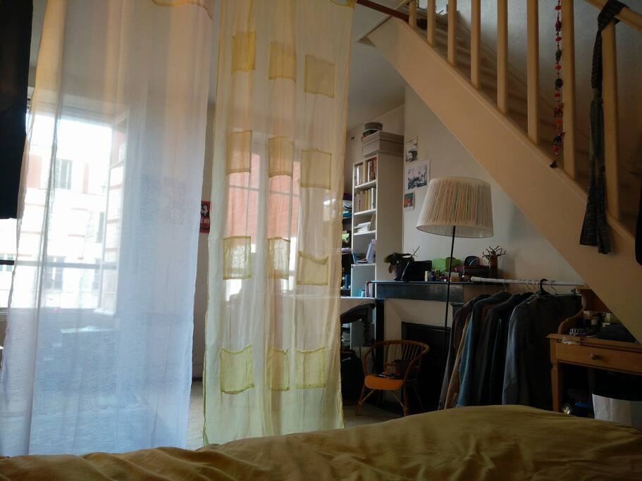 Chambre 1 / vue depuis le coin couchage sur bureau + escalier vers 2ème chambre