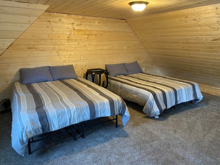 Potkrovlje s dva bračna kreveta + futon.