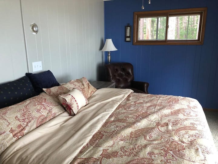 dormitorio principal con una cama tamaño king con vistas al lago Superior