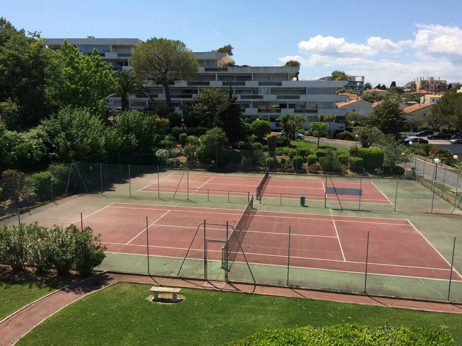 les 2 courts de tennis.