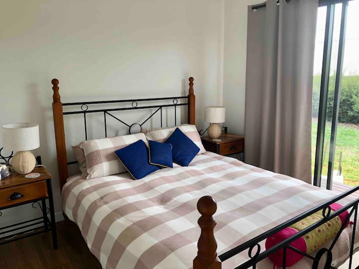 לשכב במיטה ולהקשיב לצלילי הטבע