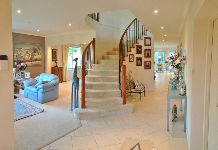 Spacious Modern Home close to Manly gallery image 2