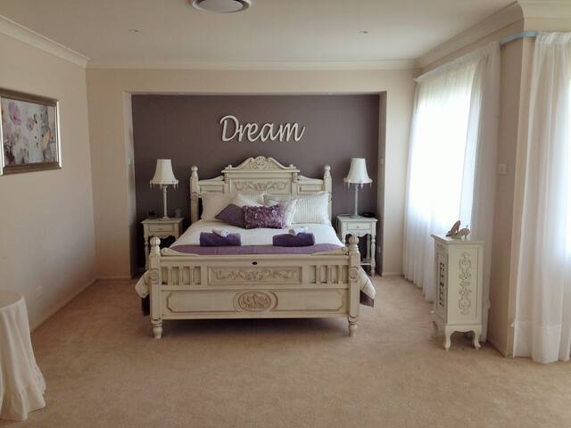 Spacious Modern Home close to Manly gallery image 4