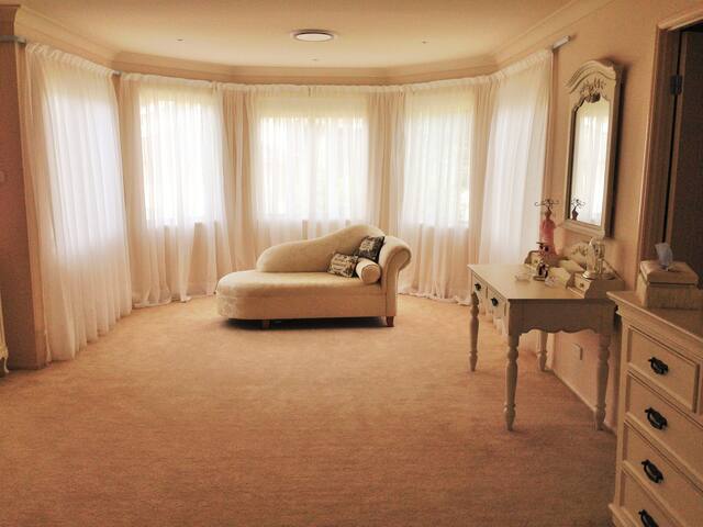 Spacious Modern Home close to Manly gallery image 5