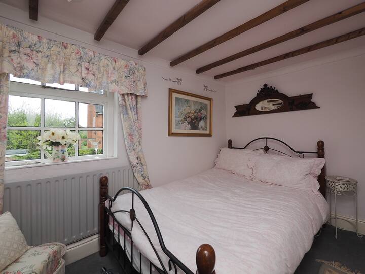 Dormitorio rosa con armarios