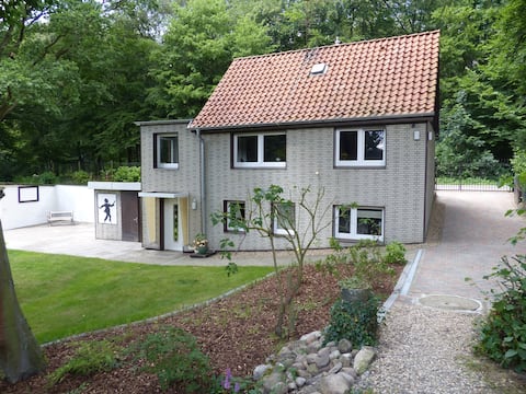Artist's house by the pond, exclusive living close to nature