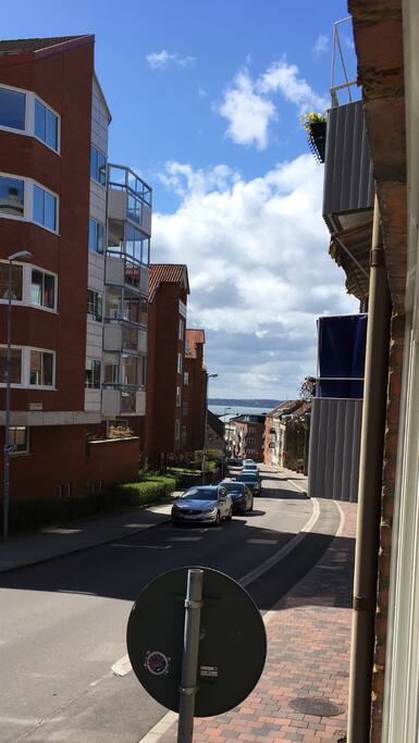 Taget från fönstret i vardagsrummet med utsikt mot centrum, strand, bad och restauranger, bara några 100 m bort! Vi bor på första vån utan insyn. Parkera snabbt utanför och bär in i lugn och ro innan ni hittar parkering.