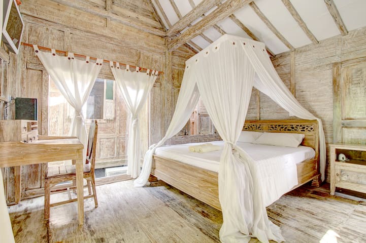 Antique garden cabins with HEART! 3