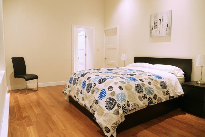 Best for Group-Renovated – 4 Beds – DT w/Parking! gallery image 5