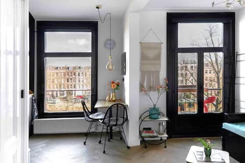 Successful Airbnb property: Cosy, Private, Canal view, Museum area, stylish. in Noord Holland