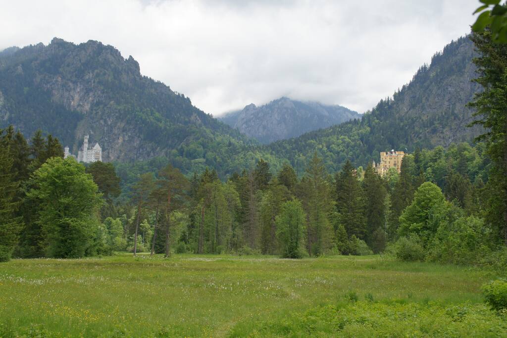 Schloss Neuschwanstein und Schloss Hohenschwanstein aufgenommen im Mai 2018 auf dem Weg zum Seerosenteich