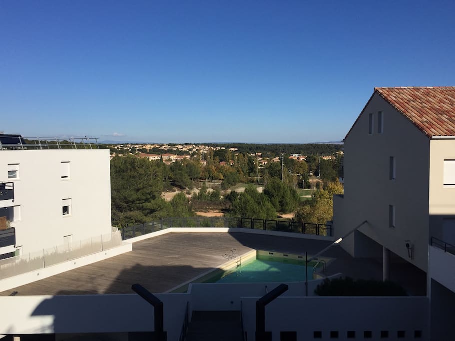 la vue et la piscine accessible aux résidents