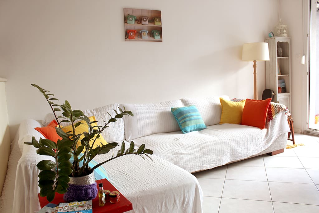 Bright and spacious ving room