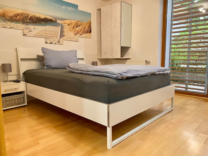 Das Schlafzimmer mit IKEA TRYSIL Bett, 140x200 cm & IKEA Hövåg Matratze 
—-
The bedroom w/ IKEA TYSIL 140x200 cm bed & IKEA Hövåg mattress 