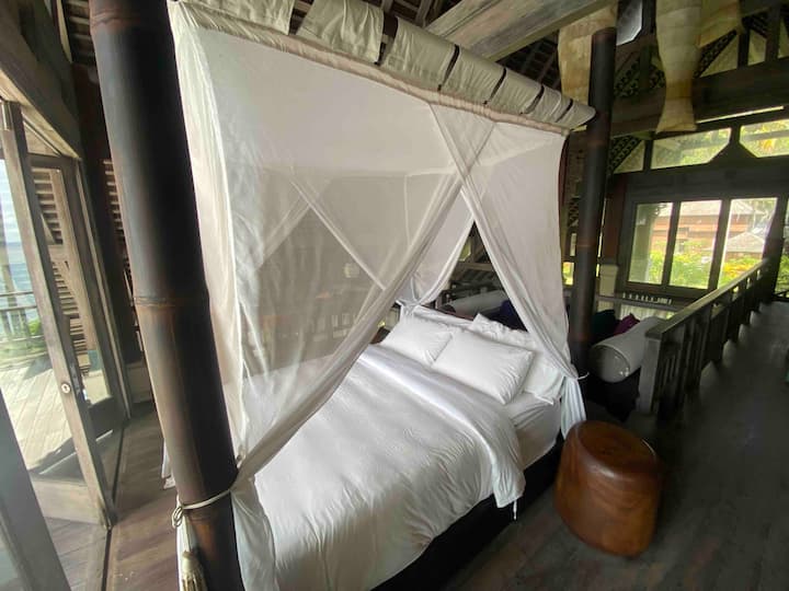 Loft queen bed/No Toilet or Bath are located in Loft