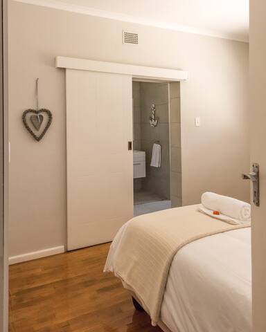 Sunshine Cottage self-catering accommodation gallery image 5