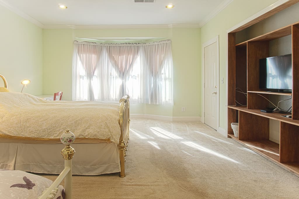Master Bedroom - Luxury Mattress - Enjoy DirecTV