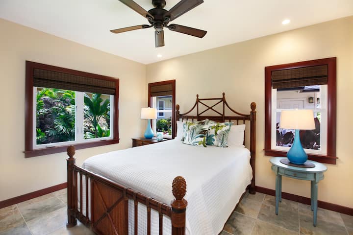 Táto útulná a príjemná spálňa pre hostí má elegantný drevený nábytok a pokojné prirodzené svetlo.