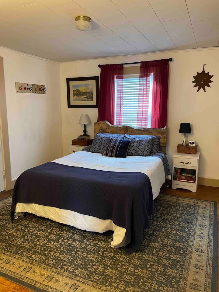 מיטת קווין סייז. רצפות עץ. הרבה ווים לתליית הדברים שלך. 