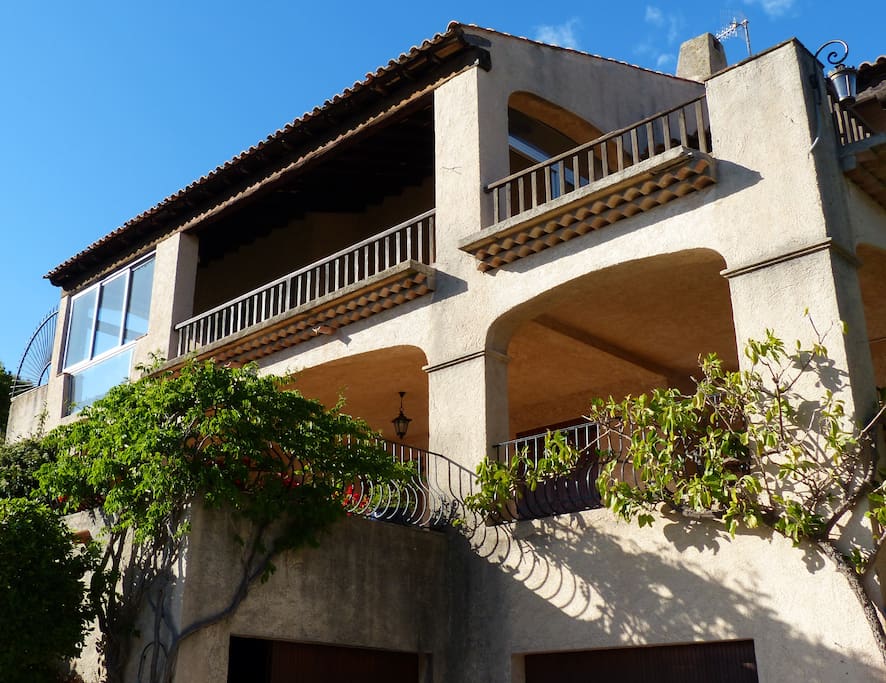 villa de 2 étages face à la mer