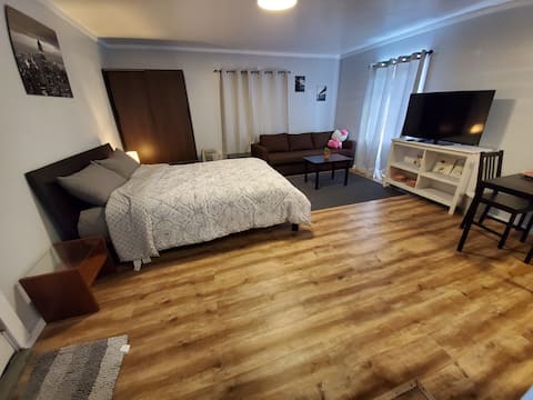 #1 Private home king bed self check in