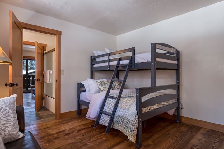 1号客房双人床上双层床。  这间卧室通过全套Jack & Jill卫生间与1号主卧相连。  所有床上用品、毯子、羽绒被和羽绒被均为酒店品质，床垫均为Casper风格，全新。衣柜空间充足