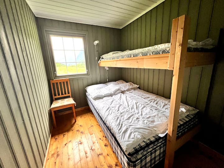 ห้องนอน 2 เตียงคู่ขนาด 120 ซม. เตียงสองชั้นขนาด 75 ซม.