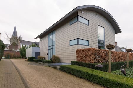 La Source. Rester à l'extérieure de la ville.