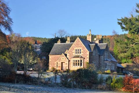 The Lodge, Nutwood House