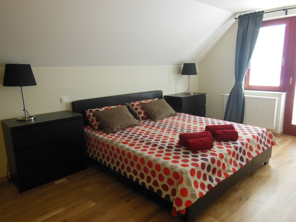 ห้องนอนใหญ่ขนาดใหญ่หลักพร้อมห้องน้ำในตัว