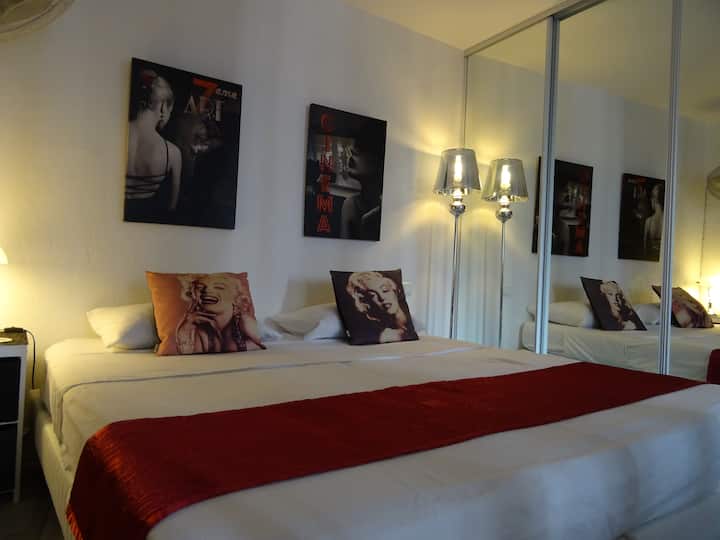 Una cama grande se puede convertir en dos camas individuales. 