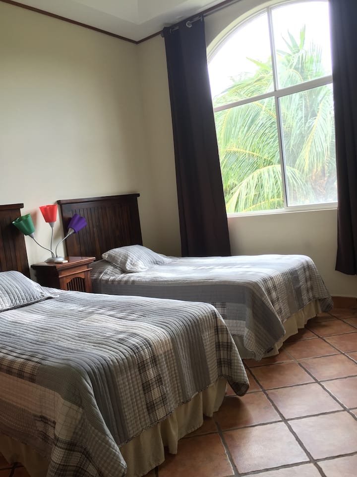 Dos camas individuales pueden hacer una cama tamaño king a pedido.