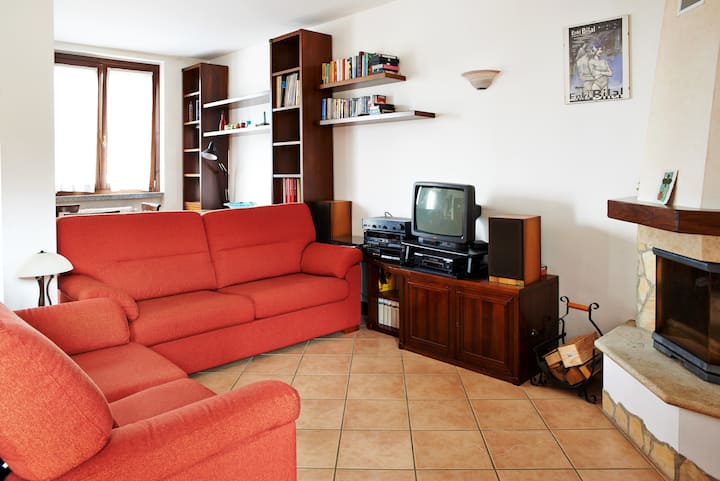 Living room with sofa bed and fireplace - Salotto con divano letto e camino