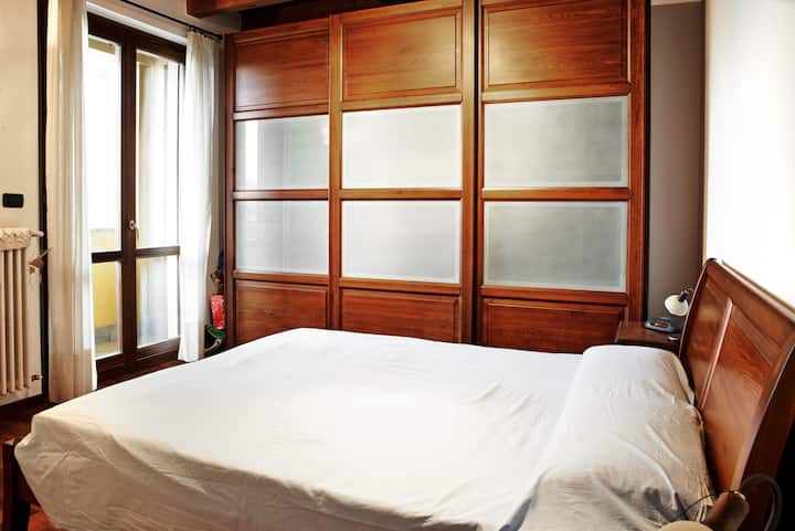 Master bedroom with wardrobe with sliding doors - Camera da letto con armadio ad ante scorrevoli