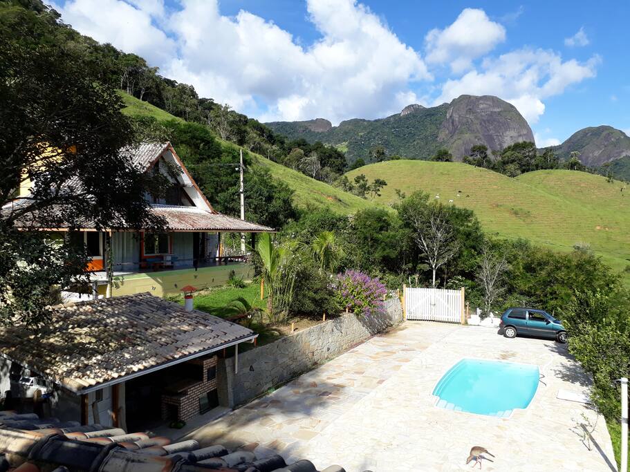 Área externa: Piscina e vista da Pedra Riscada