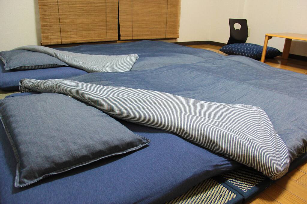 We have two futon-set. You can sleep on Tatami-floor.
畳コーナーにてお布団を敷いていただけます。