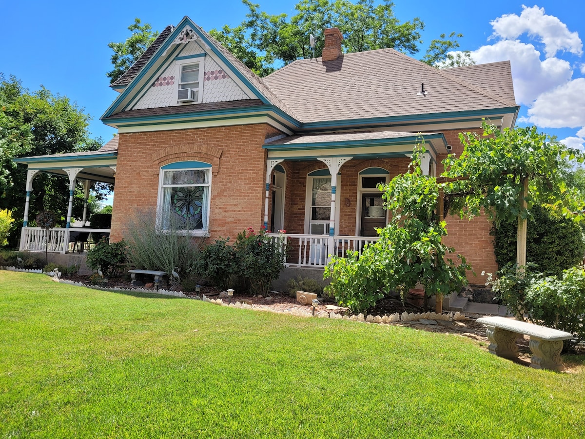 Zion Victorian Vacation Home E Rm Bed and breakfasts for Rent in Hurricane, Utah, United