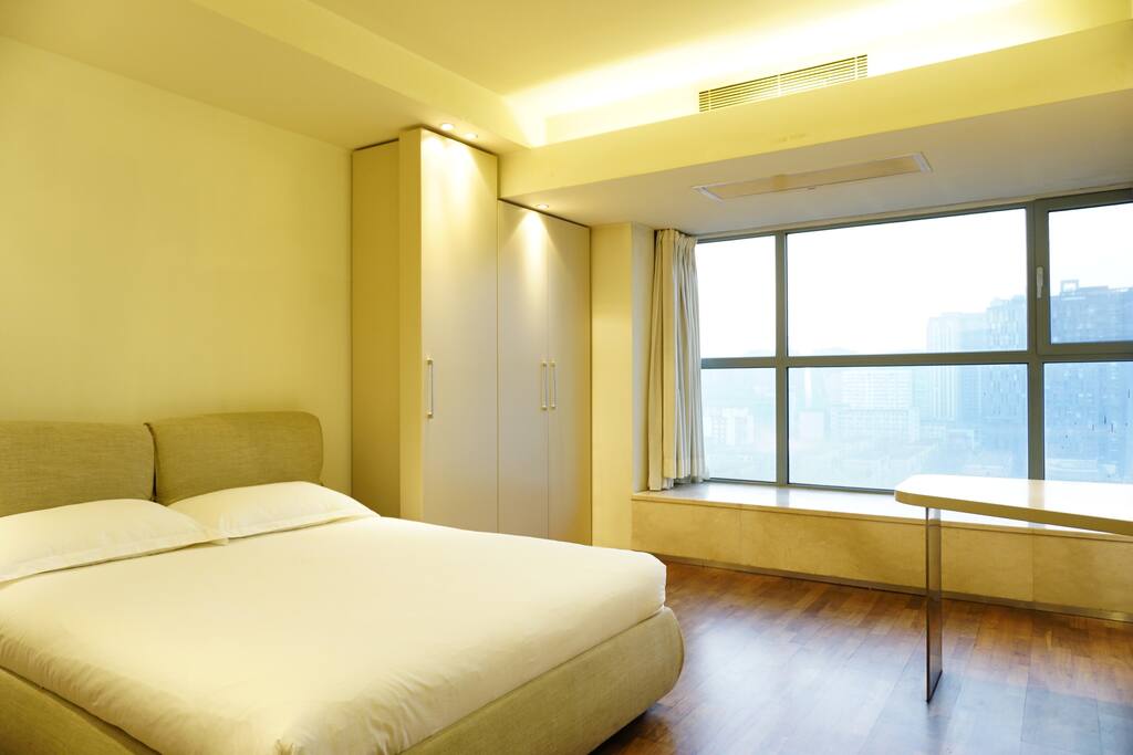 bedroom with queen bed
