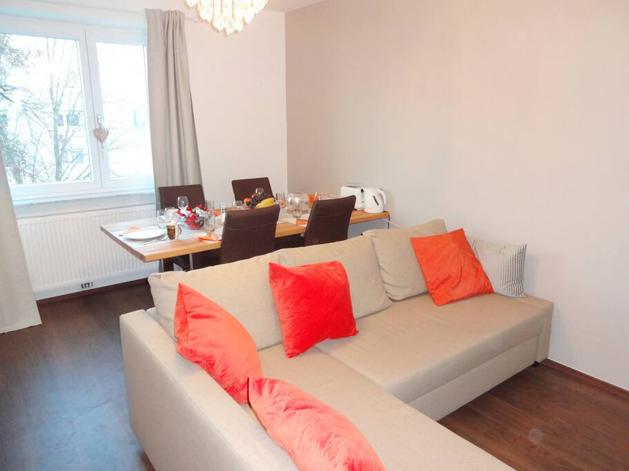 Das Sofa-Bett (140x200) und der Ess-Tisch