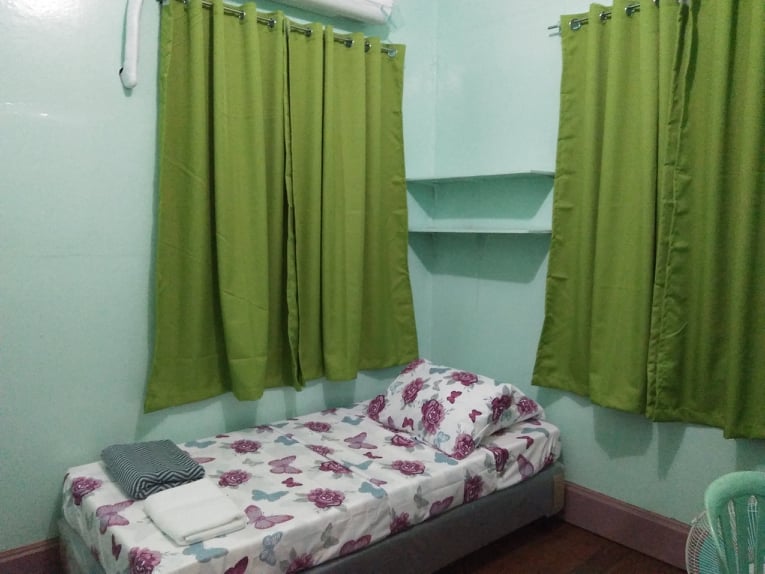 единично легло с климатик, маса и стол, скрин и огледало, голям шкаф