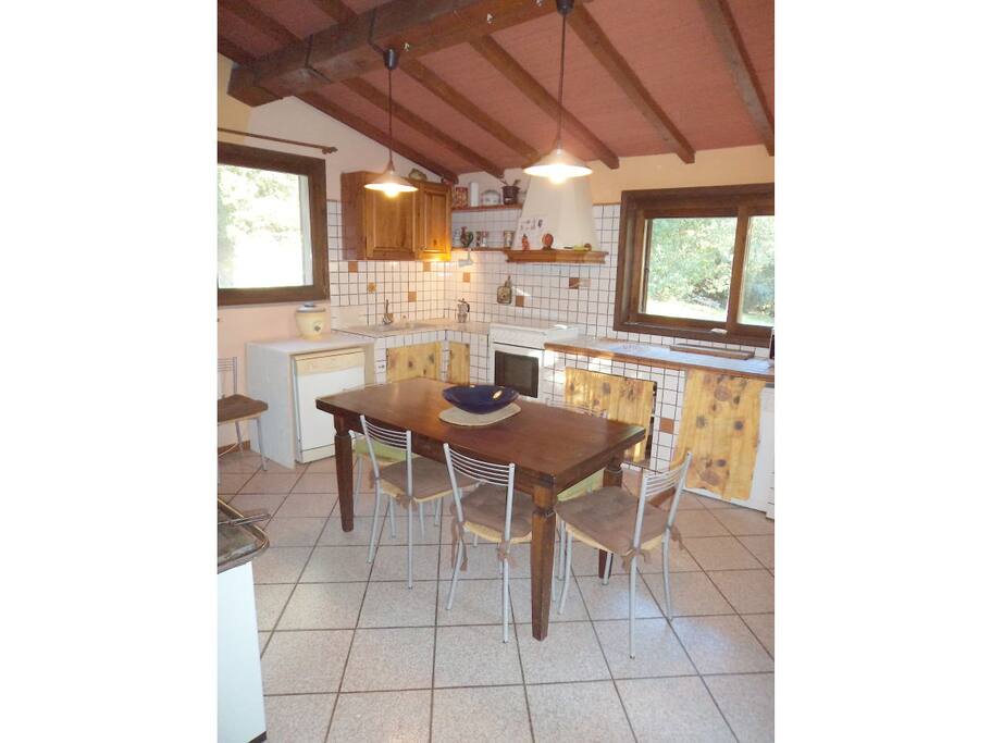 Cucina con vista giardino