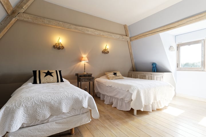 غرفة في الطابق الأول 1 سرير 90 سم و 1 سرير 140 سم