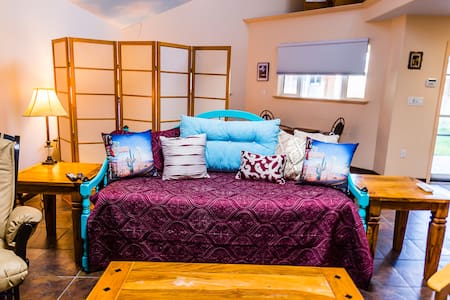 Secure Parking - Private Studio -Downtown/Old Town