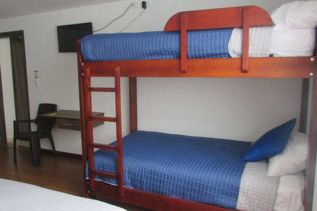 HABITACIÓN PARA SEIS PERSONAS, CUENTA CON CAMA MATRIMONIAL Y DOS LITERAS, BAÑO PRIVADO, AGUA CALIENTE. WI-FI