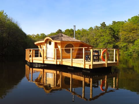 The unusual in a floating cabin, Moulin de Trévelo