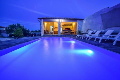 Luxury A2 Apartment Mihic with pool