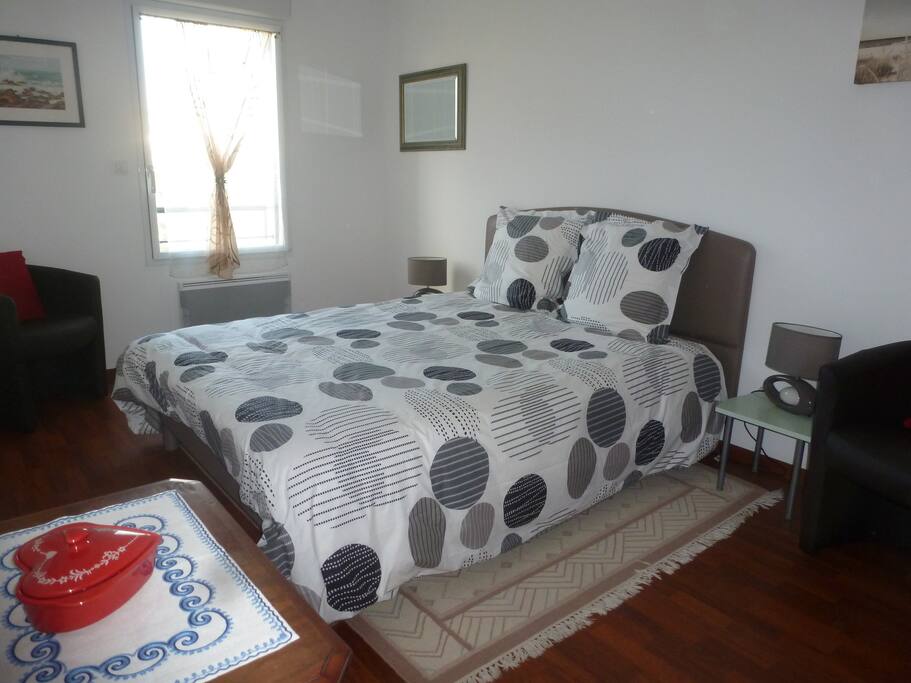 Chambre spacieuse avec lit extra large