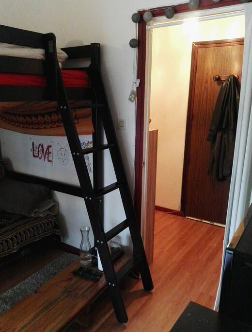 Entrée de l'appartement, donnant sur le salon.