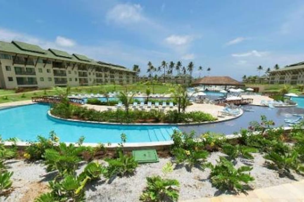 A 4º maior piscina do Brasil com 3,3 mil m² – Beach Class Resorts Muro Alto (Porto de Galinhas/PE) – A piscina se espalha pelos sofisticados blocos de apartamentos e bangalôs e é rodeada por jardins tropicais. Na área da piscina há também duas Jacuzzi.